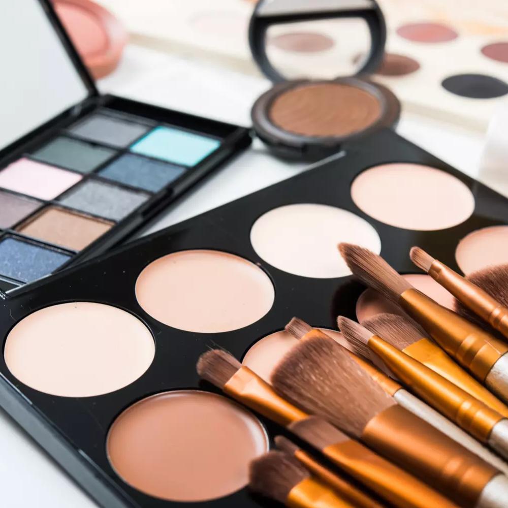 Les dangers cachés du maquillage pour les yeux : Comprendre et prévenir les risques d’infection