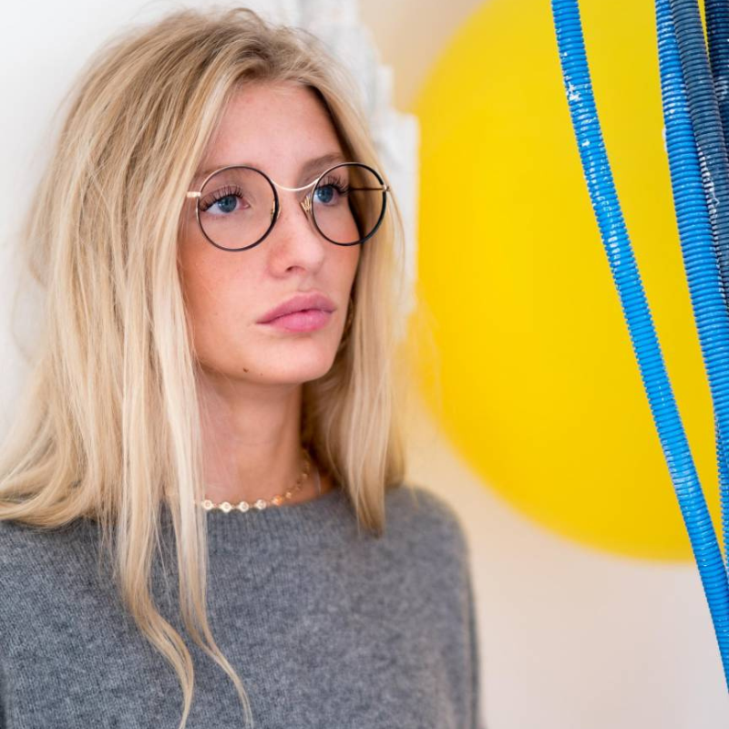 Le chic intemporel des lunettes en métal de Nathalie Blanc